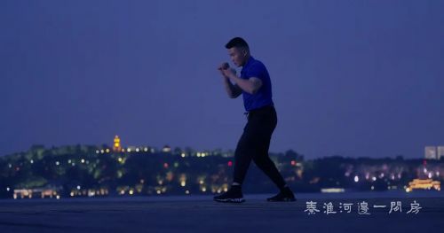 秦淮河边一间房