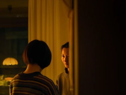 空房间里的女人