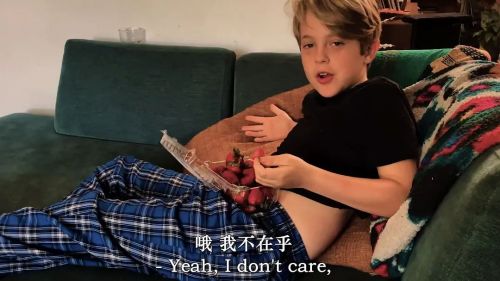 他在看着