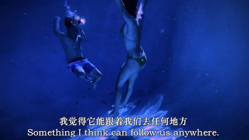 他在看着