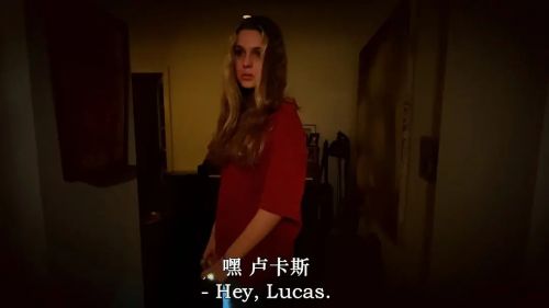他在看着