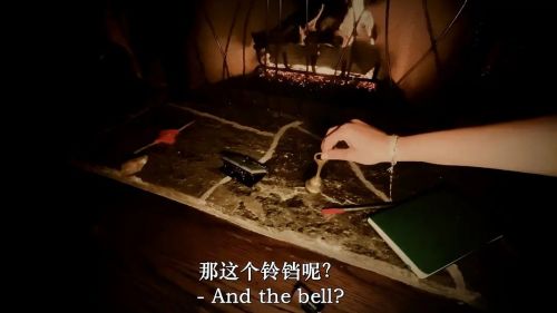 他在看着