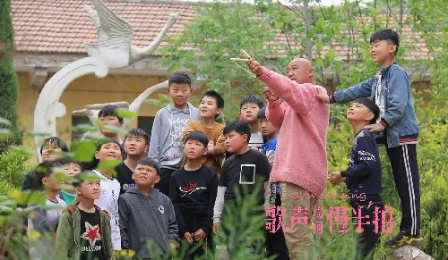 歌声缘何慢半拍