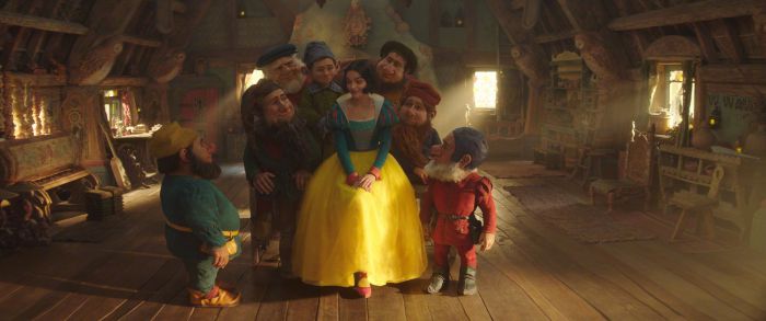 真人版《白雪公主》首曝剧照 公主与七个小矮人亮相
