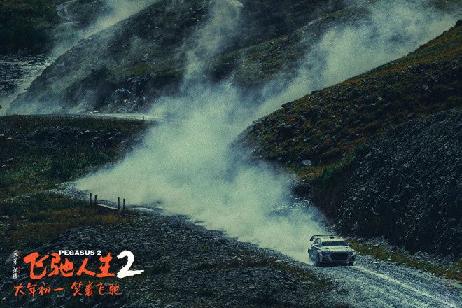电影《飞驰人生2》发布“喜剧大片”制作特辑，深度解析片中的赛车大场面