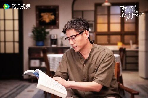 树下有片红房子