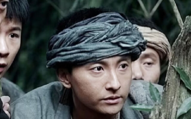 红军战士卧底盐场当苦力，遭恶少百般折磨