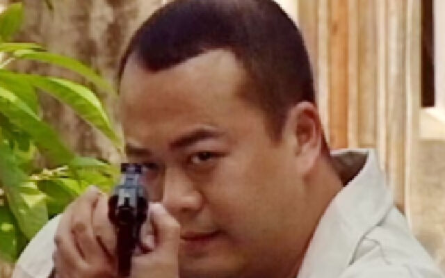 歹徒欲引爆煤气罐，警察现身冒死制止！