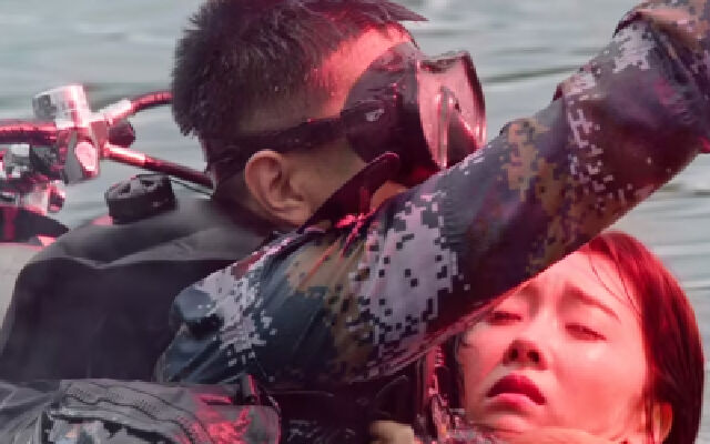 海上极限救援！渔船突发爆炸，美女落水被海军救下