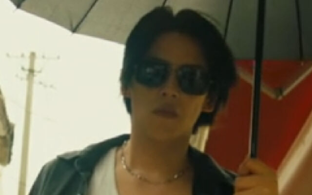 《热血年代》地摊小伙翻身享美女倒贴